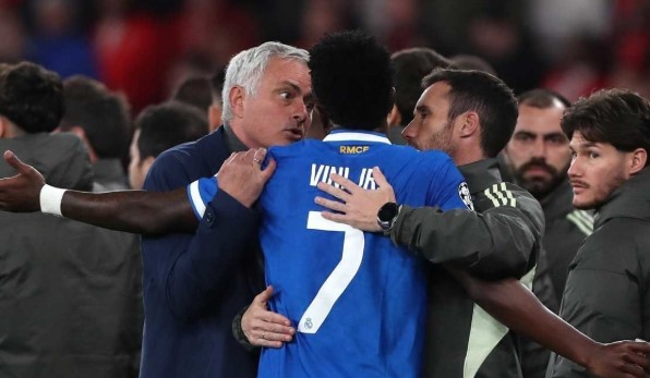 Benfica vs Real Madrid: Panas di Pinggir Lapangan, Magis di Dalamnya